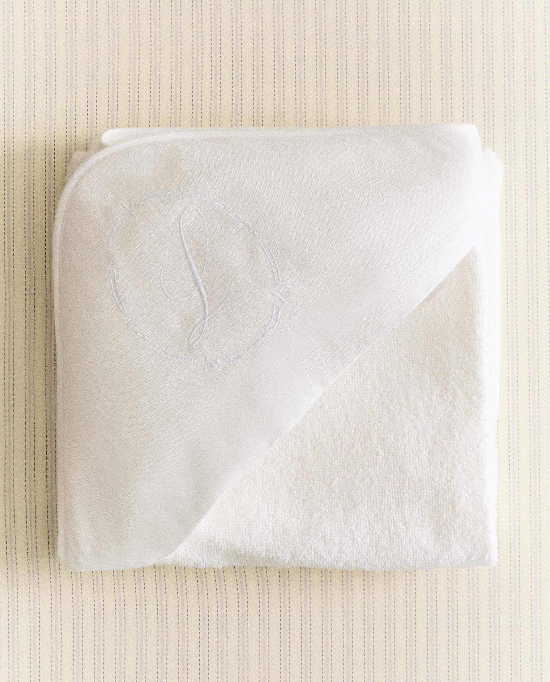 HOODED BABY TOWELS WITH LETTER DETAIL