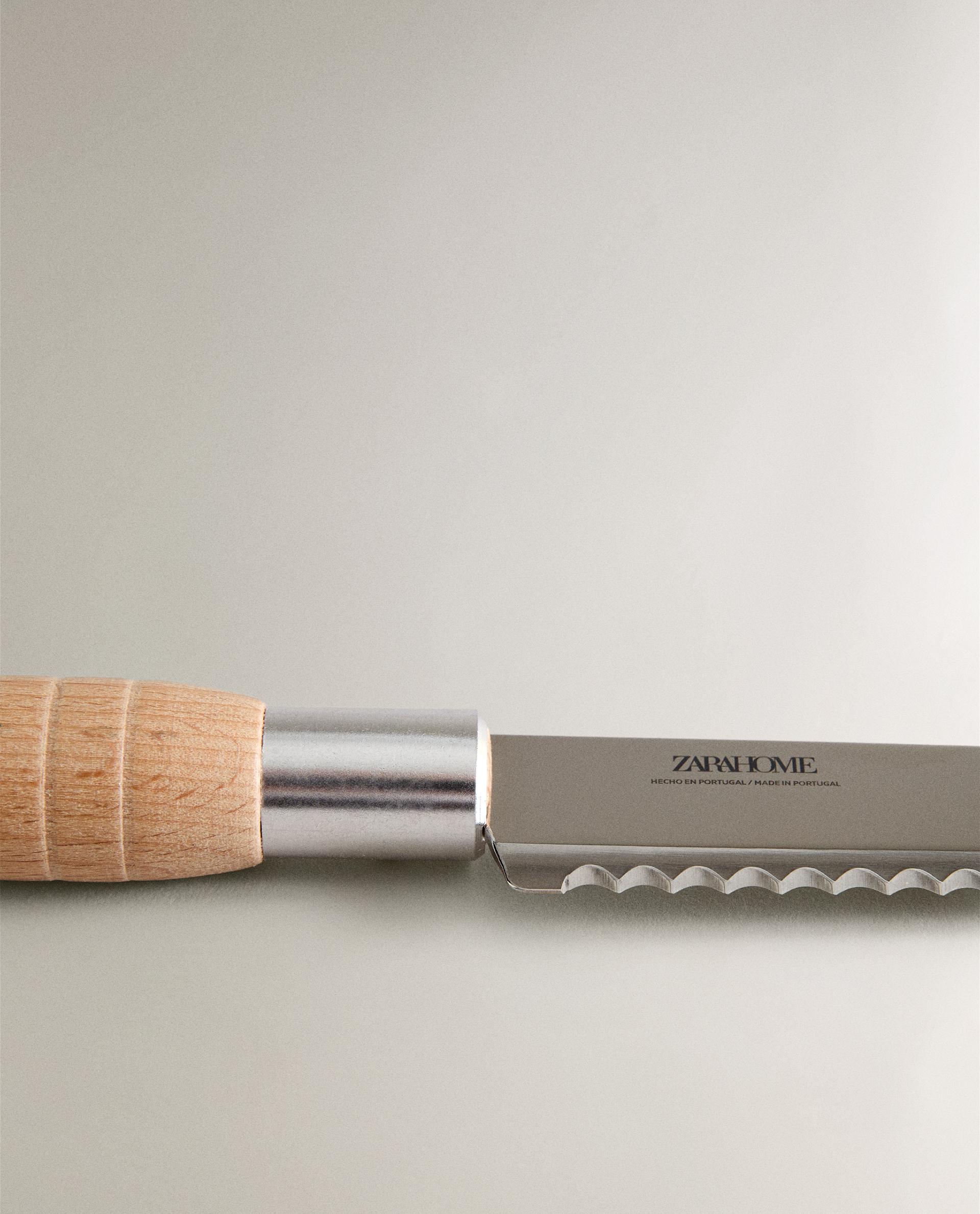 SERRATED BREAD KNIFE WITH WOODEN HANDLE