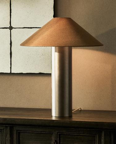 TABLE LAMP WITH METAL BASE