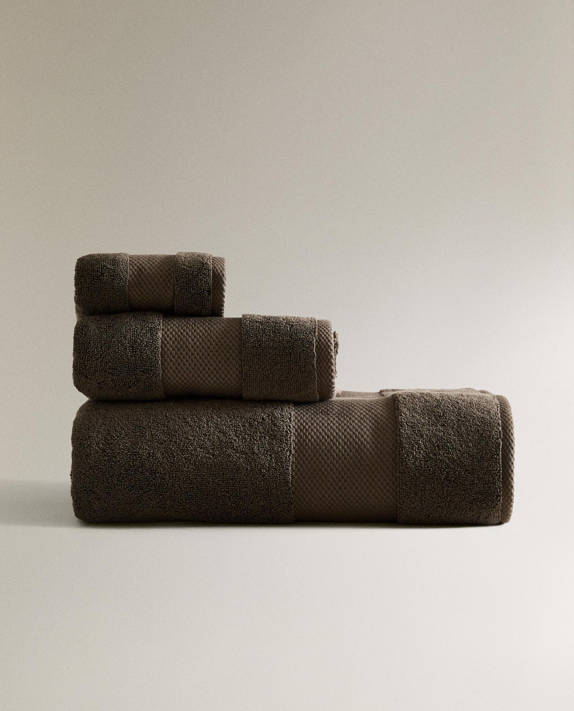 EXTRA SOFT BATH TOWEL (800 GXM²) EXTRA SOFT BATH TOWEL (800 GXM²)