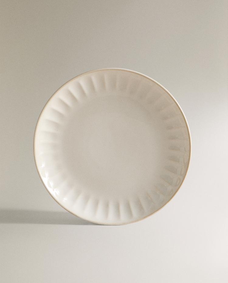 STONEWARE DINNER PLATE WITH RAISED DESIGN