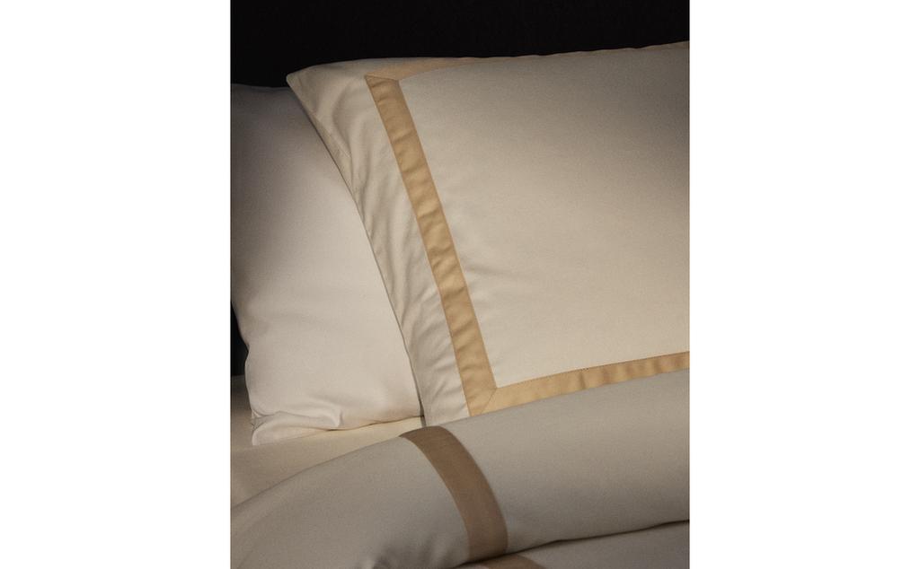 TAIE D’OREILLER SATIN BANDEAU (300 FILS) TAIE D’OREILLER SATIN BANDEAU (300 FILS)