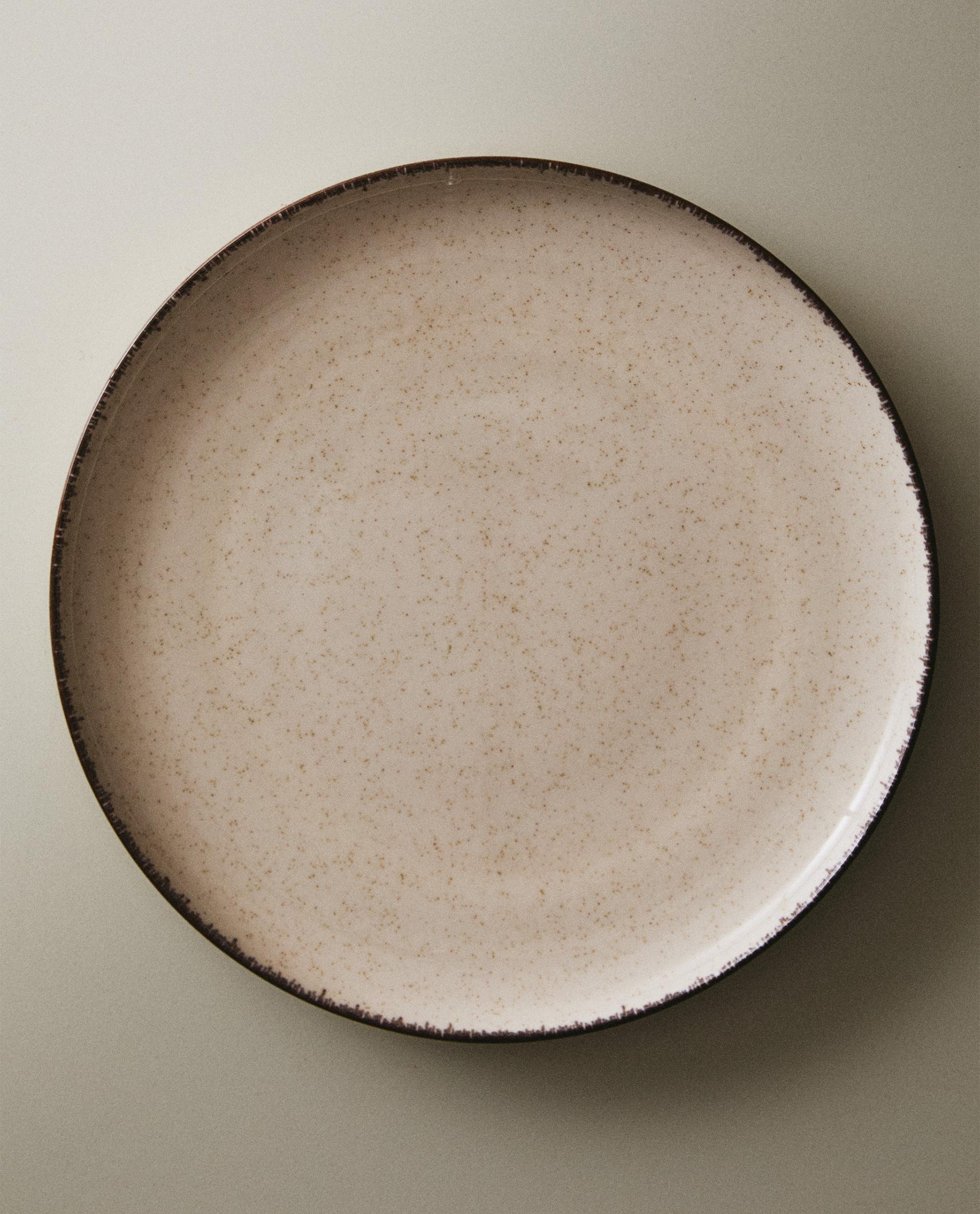 PORCELAIN DINNER PLATE WITH ANTIQUE FINISH RIM