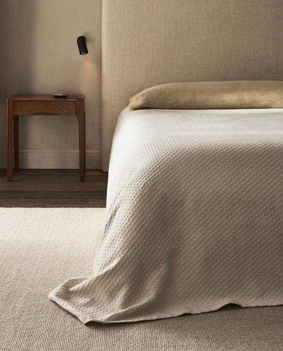 BEDSPREAD WITH POLKA DOT DESIGN