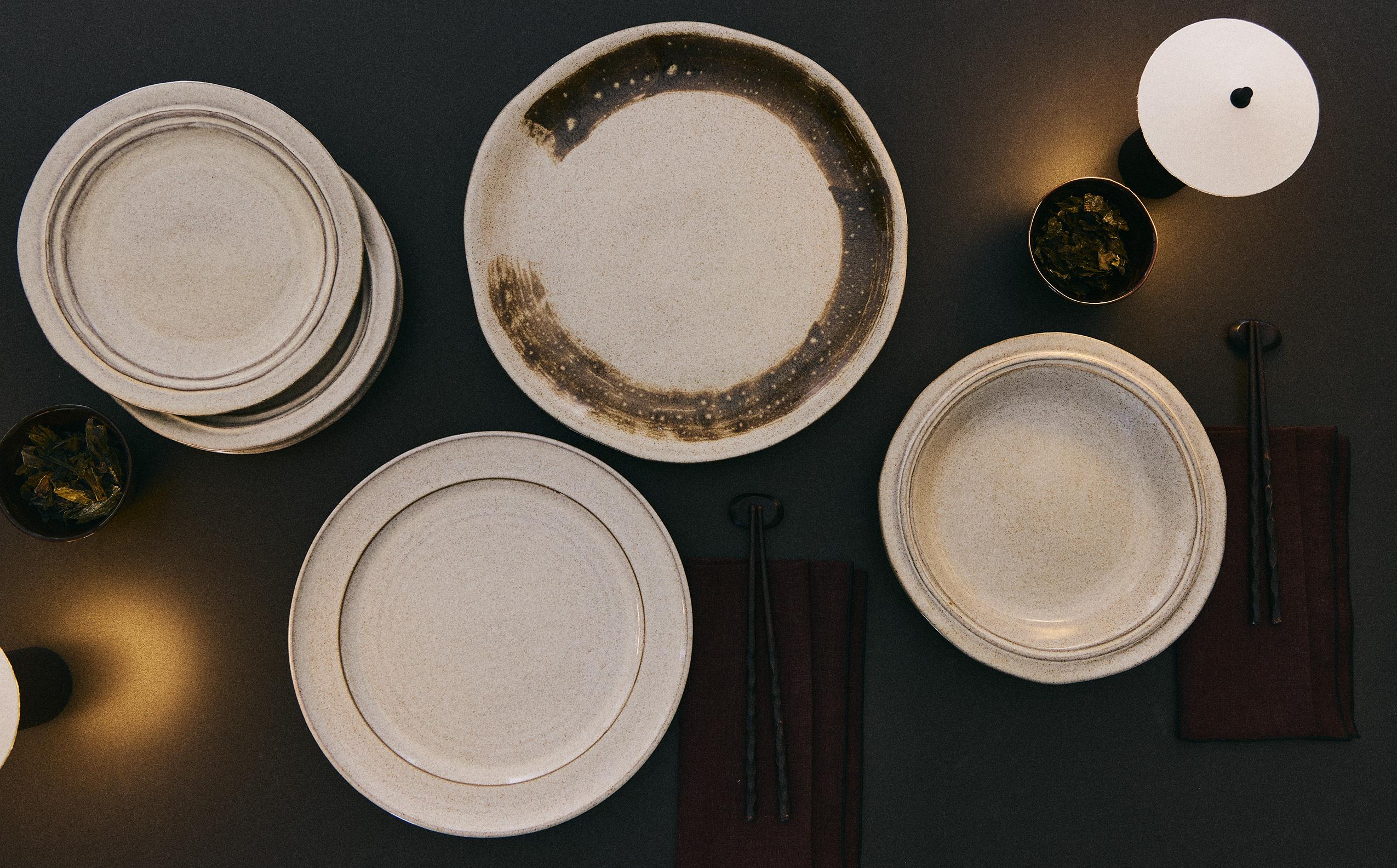 EARTHENWARE TABLEWARE WITH RAISED DESIGN