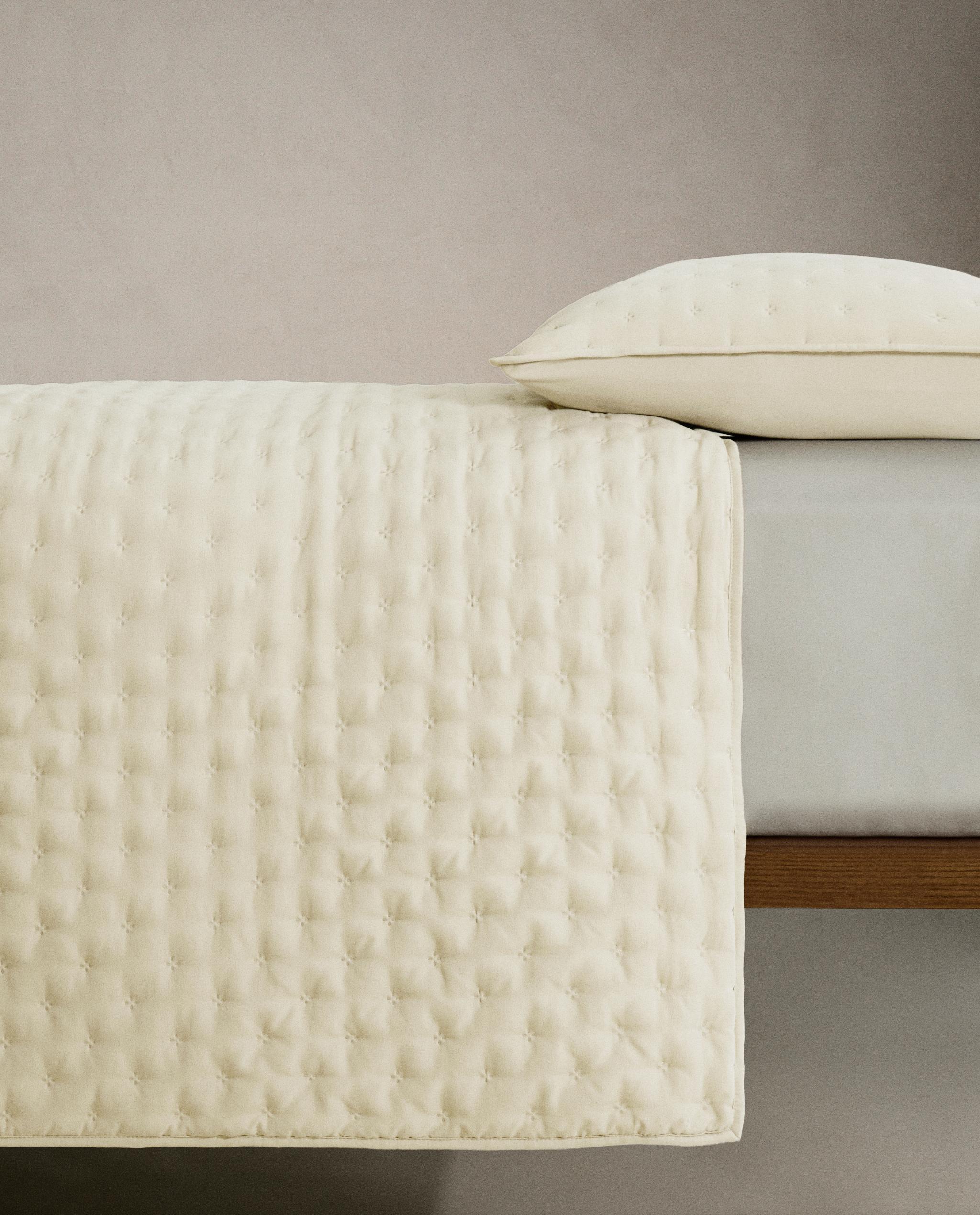 QUILTED BEDSPREAD WITH DOTS product thumbnail 17