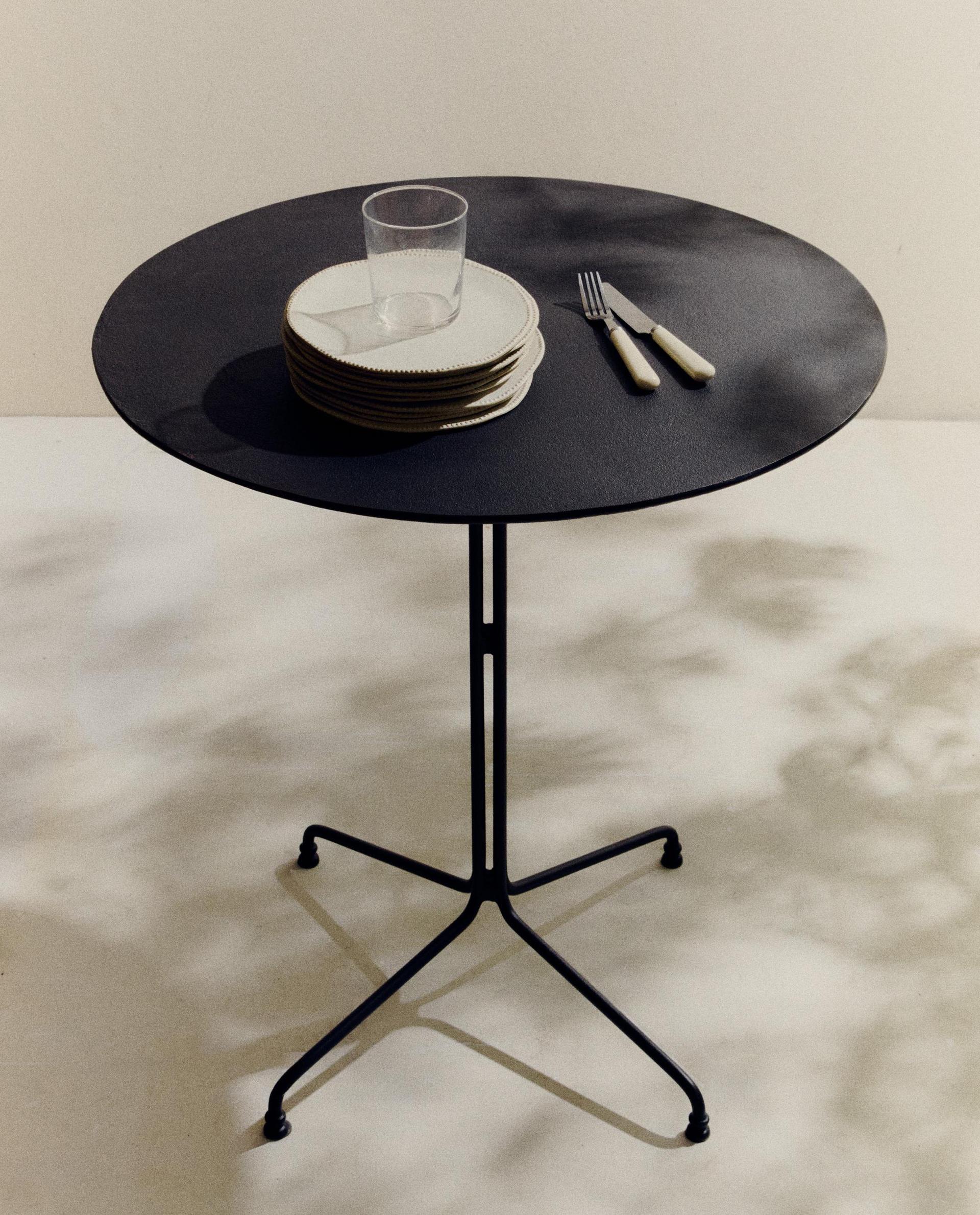 TABLE EN FER FORGÉ EXTÉRIEUR TABLE EN FER FORGÉ EXTÉRIEUR