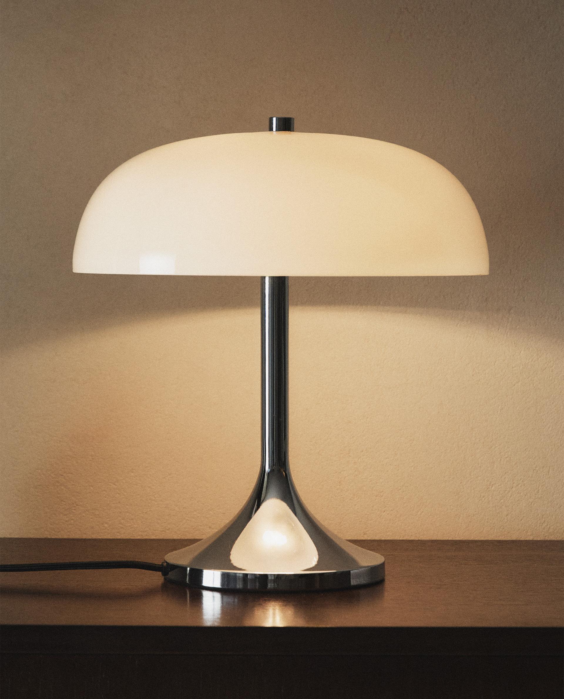 METAL AND GLASS TABLE LAMP METAL AND GLASS TABLE LAMP