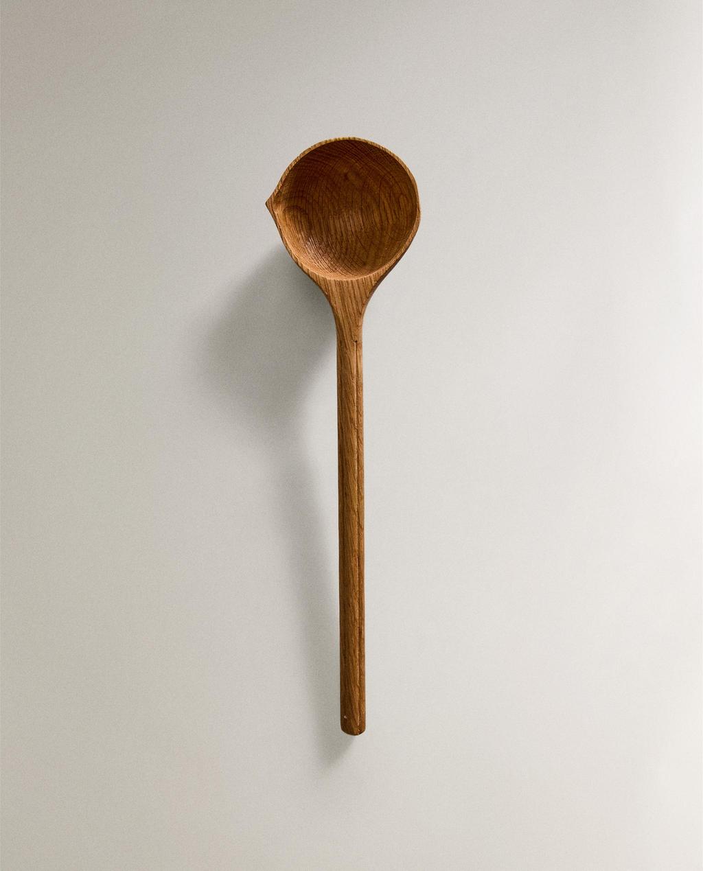 מצקת מעץ אלון