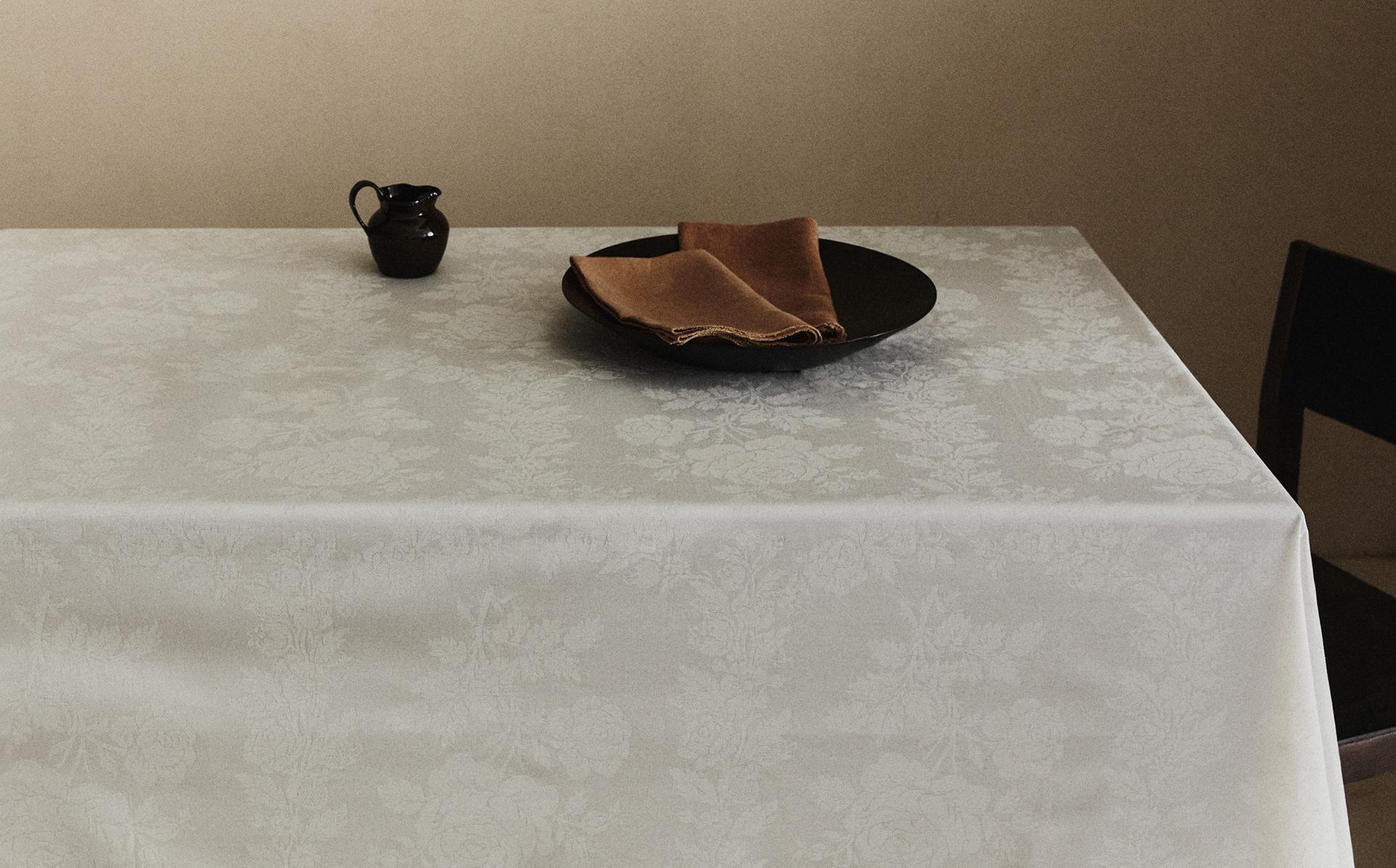 JACQUARD TABLECLOTH WITH ROSES JACQUARD TABLECLOTH WITH ROSES