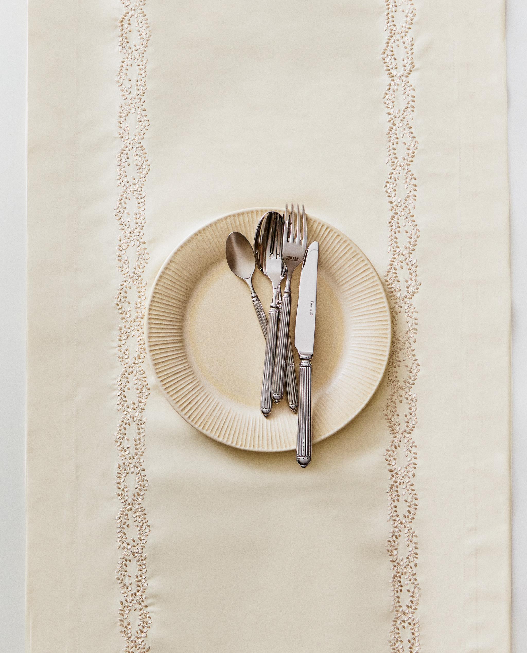 PLANT EMBROIDERED TABLE RUNNER product thumbnail 9