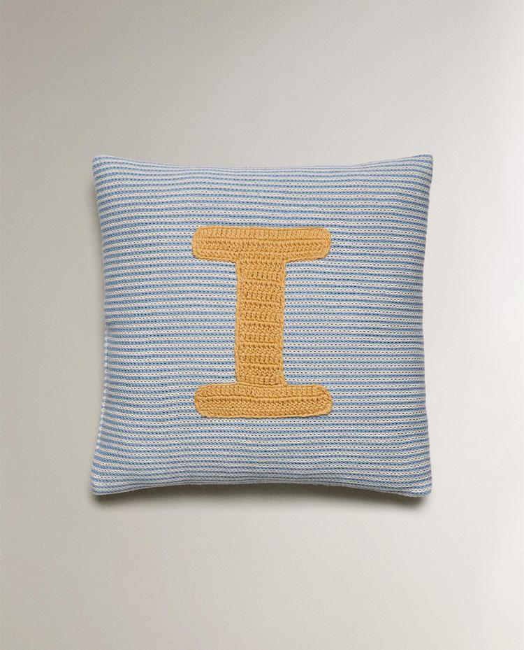 ДЕТСКА ДЕКОРАТИВНА ВЪЗГЛАВНИЦА С БРОДИРАНА БУКВА „I“