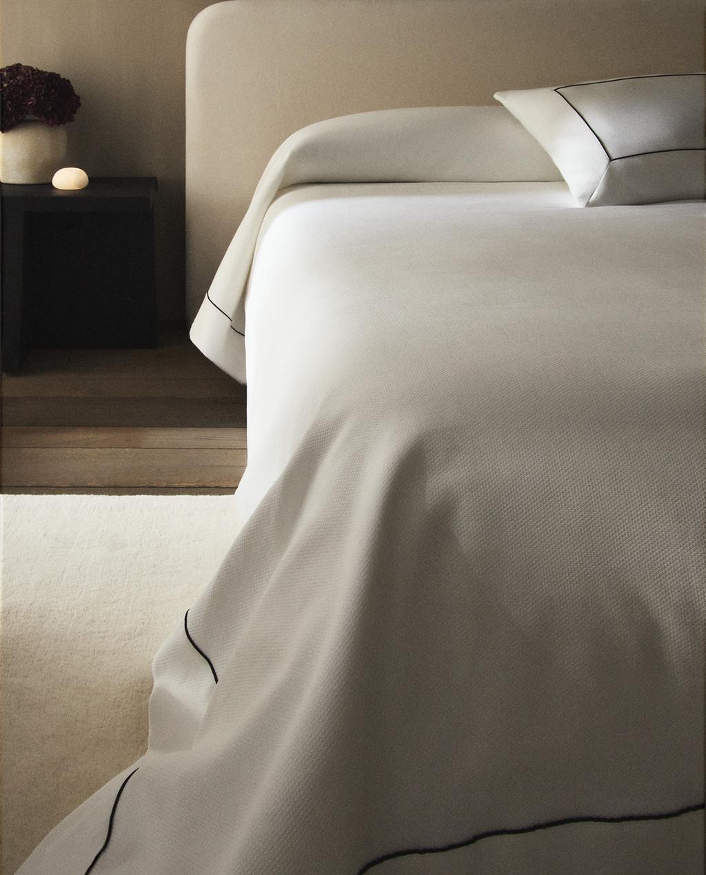 BEDSPREAD WITH PIPING