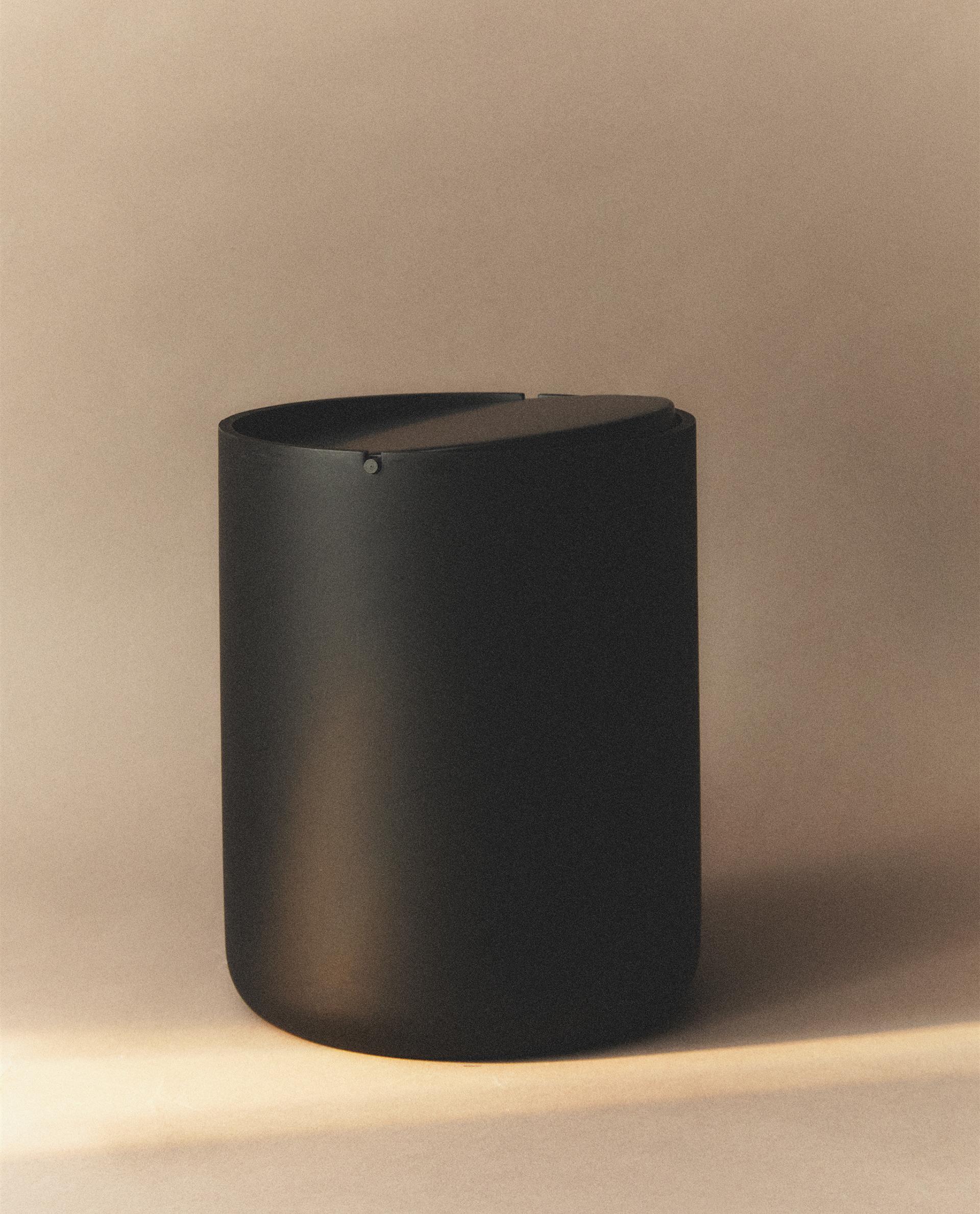 BLACK RESIN BATHROOM BIN WITH LID