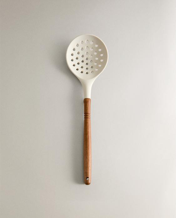 ملعقة مثقوبة من السيليكون والخشب ملعقة مثقوبة من السيليكون والخشب