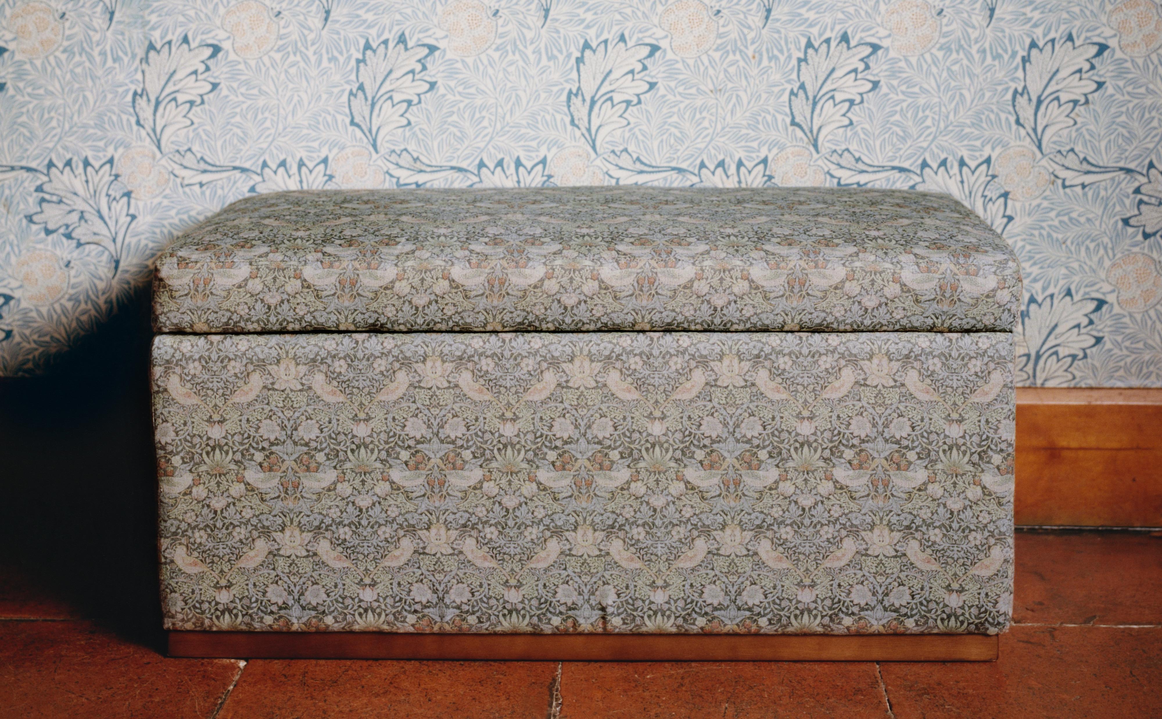 MORRIS & CO. BENCH WITH COTTON AND LINEN COVER