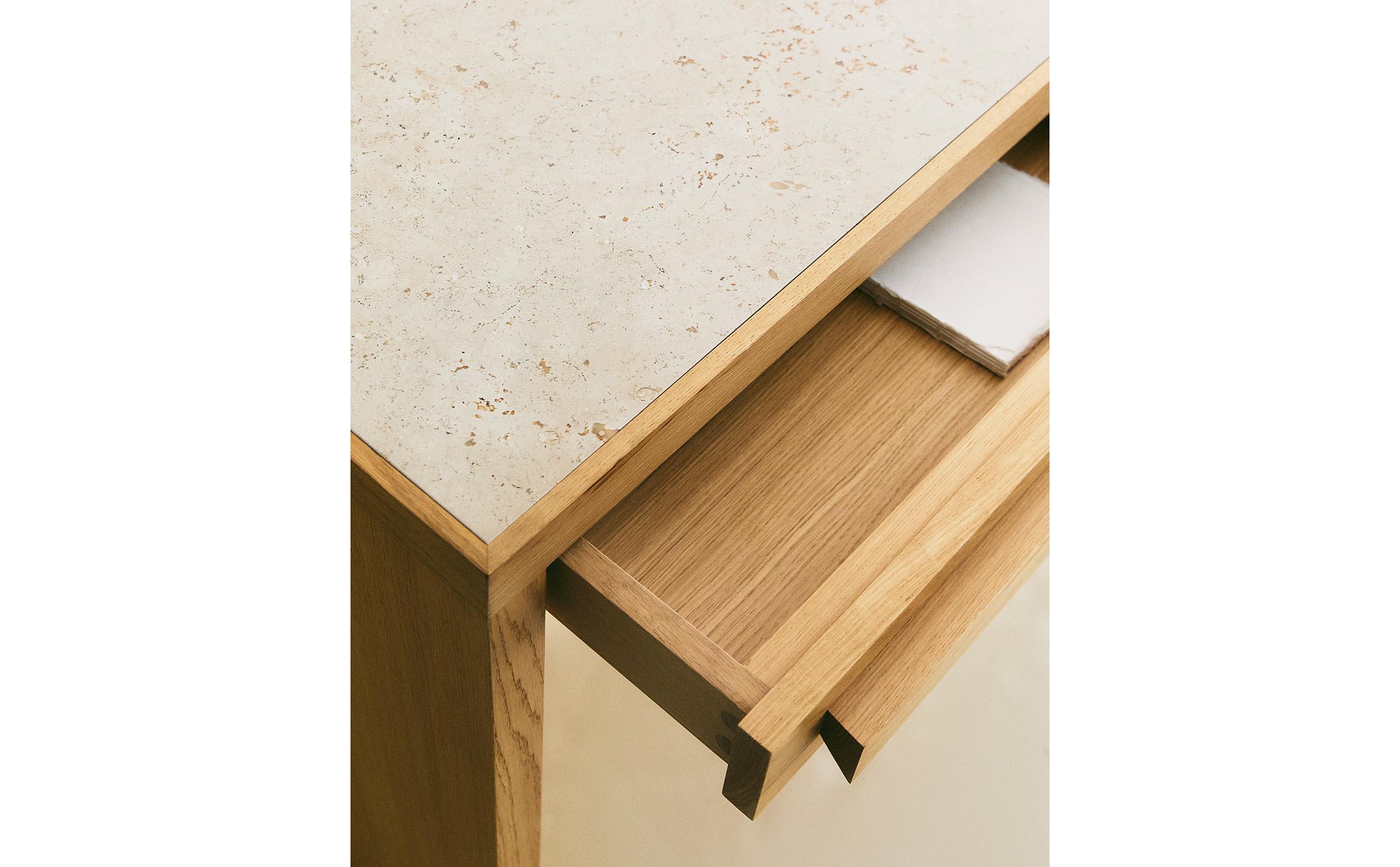 DESK 02