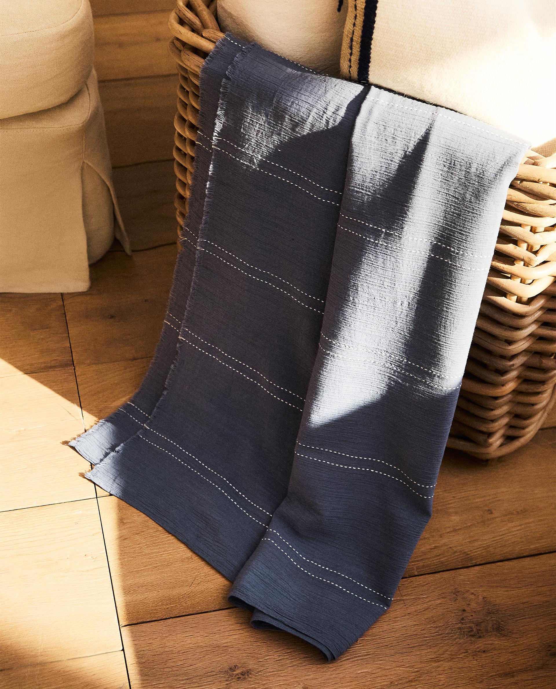 TOPSTITCHED COTTON THROW