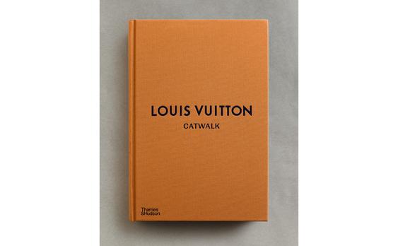 КНИГА „CATWALK LOUIS VUITTON“ (АНГЛИЙСКИ)