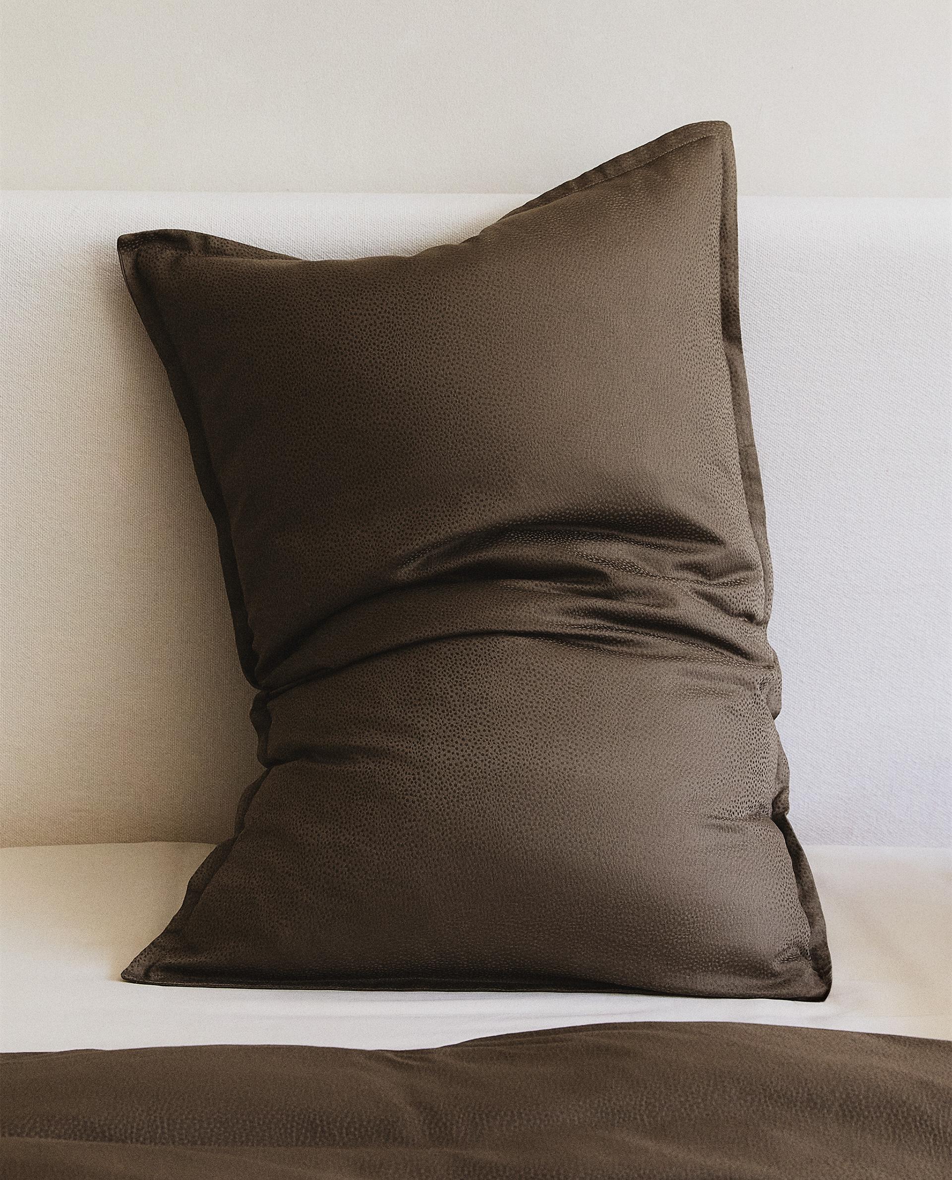 SATEEN JACQUARD PILLOWCASE (300 THREAD COUNT) SATEEN JACQUARD PILLOWCASE (300 THREAD COUNT)