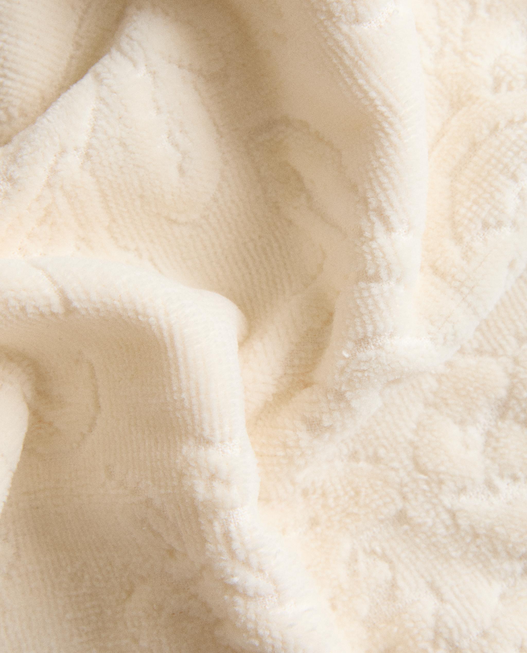 JACQUARD POMPOM BATH TOWEL product thumbnail 6
