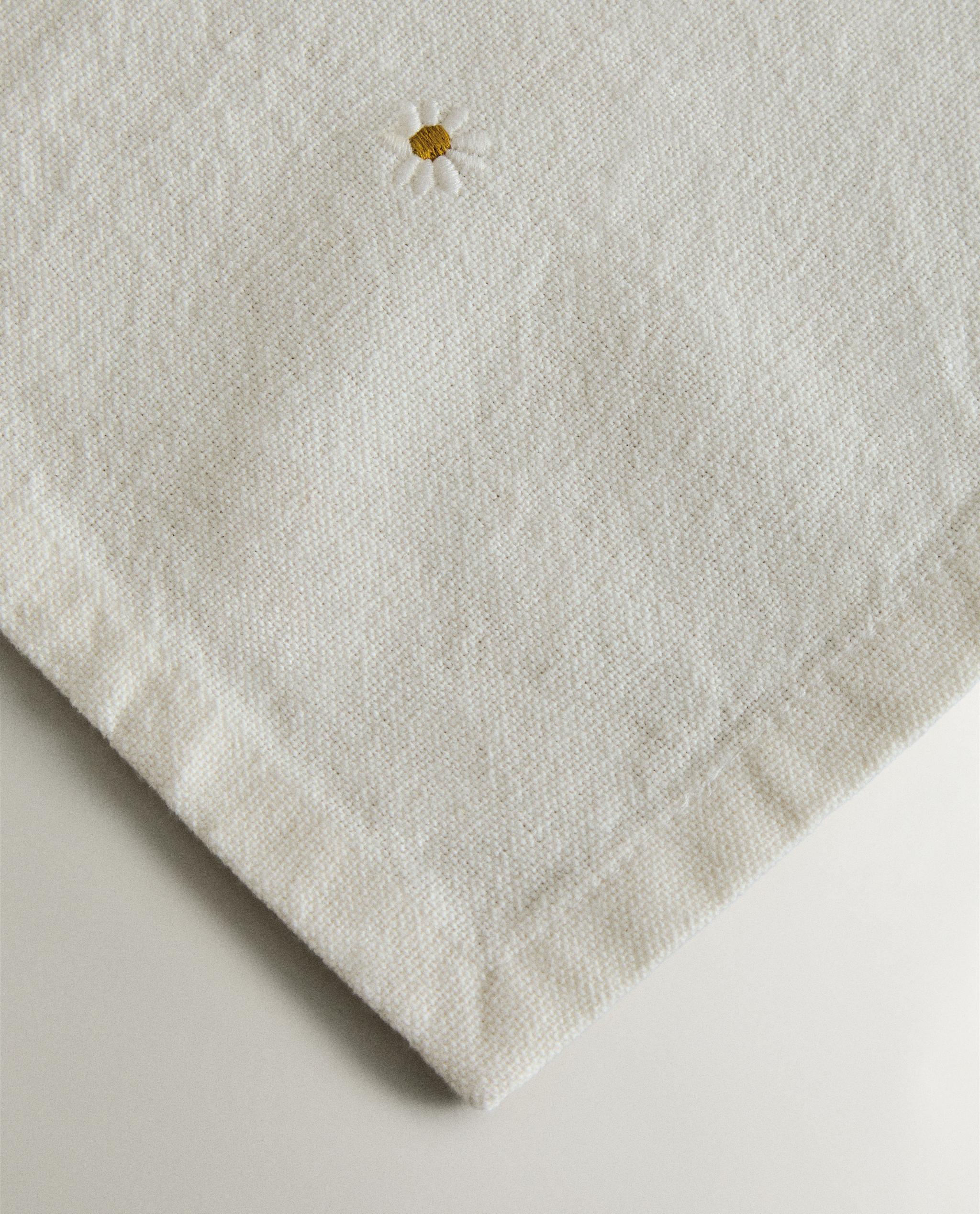 EMBROIDERED CLOVER AND DAISY TABLECLOTH product thumbnail 6