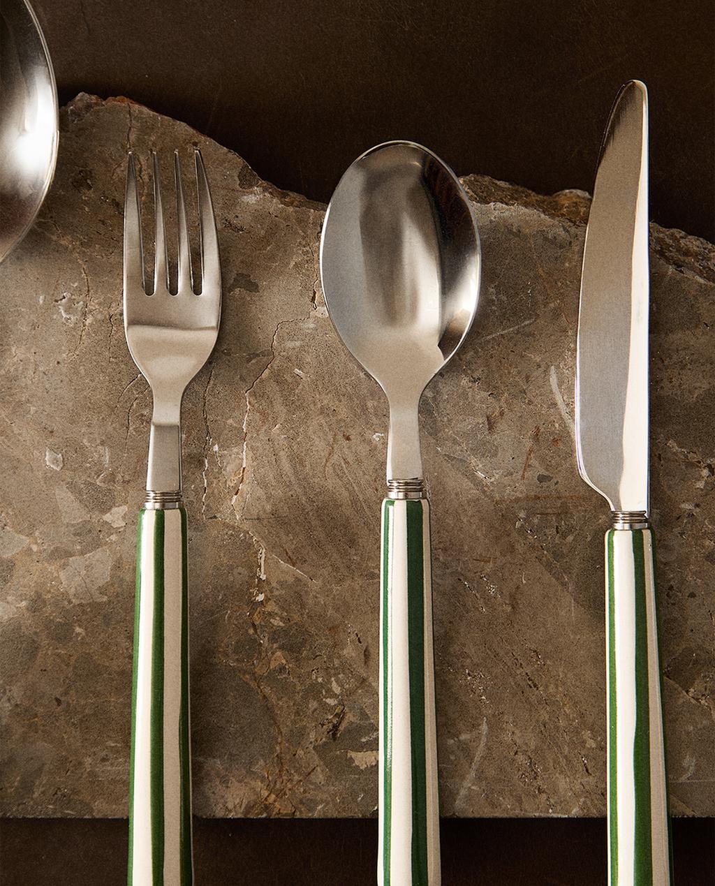 CUTLERY SET WITH CERAMIC HANDLE