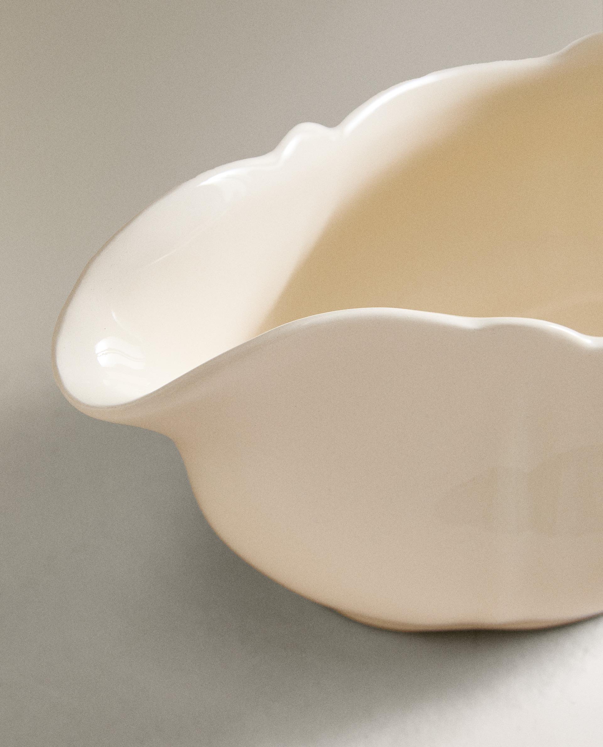 EARTHENWARE GRAVY BOAT WITH RAISED-EDGE DETAIL product thumbnail 4