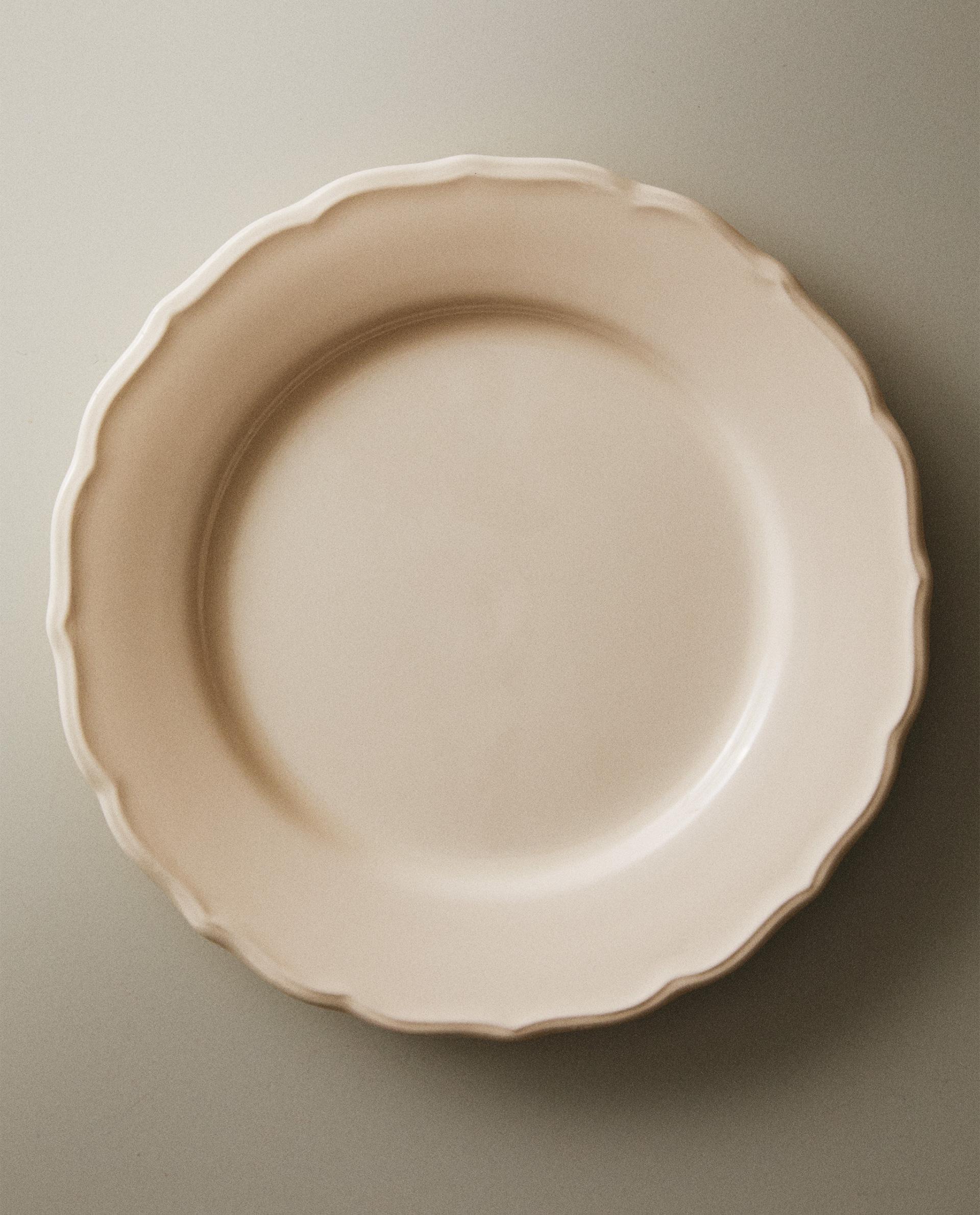 EARTHENWARE DINNER DISH WITH RAISED-DESIGN EDGE EARTHENWARE DINNER DISH WITH RAISED-DESIGN EDGE