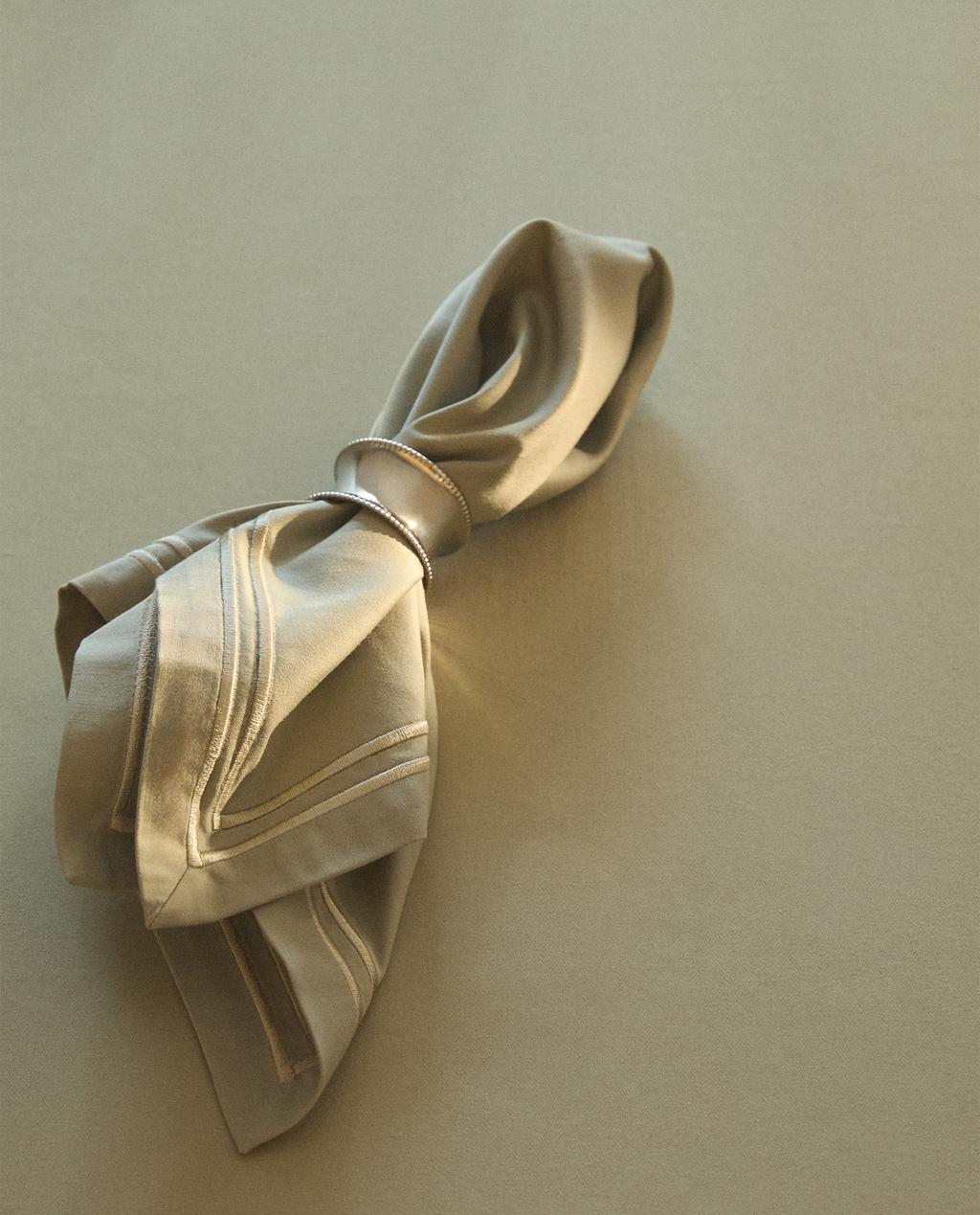 SATIN NAPKINS WITH DOUBLE TRIM AND ROUND STEEL NAPKIN RING