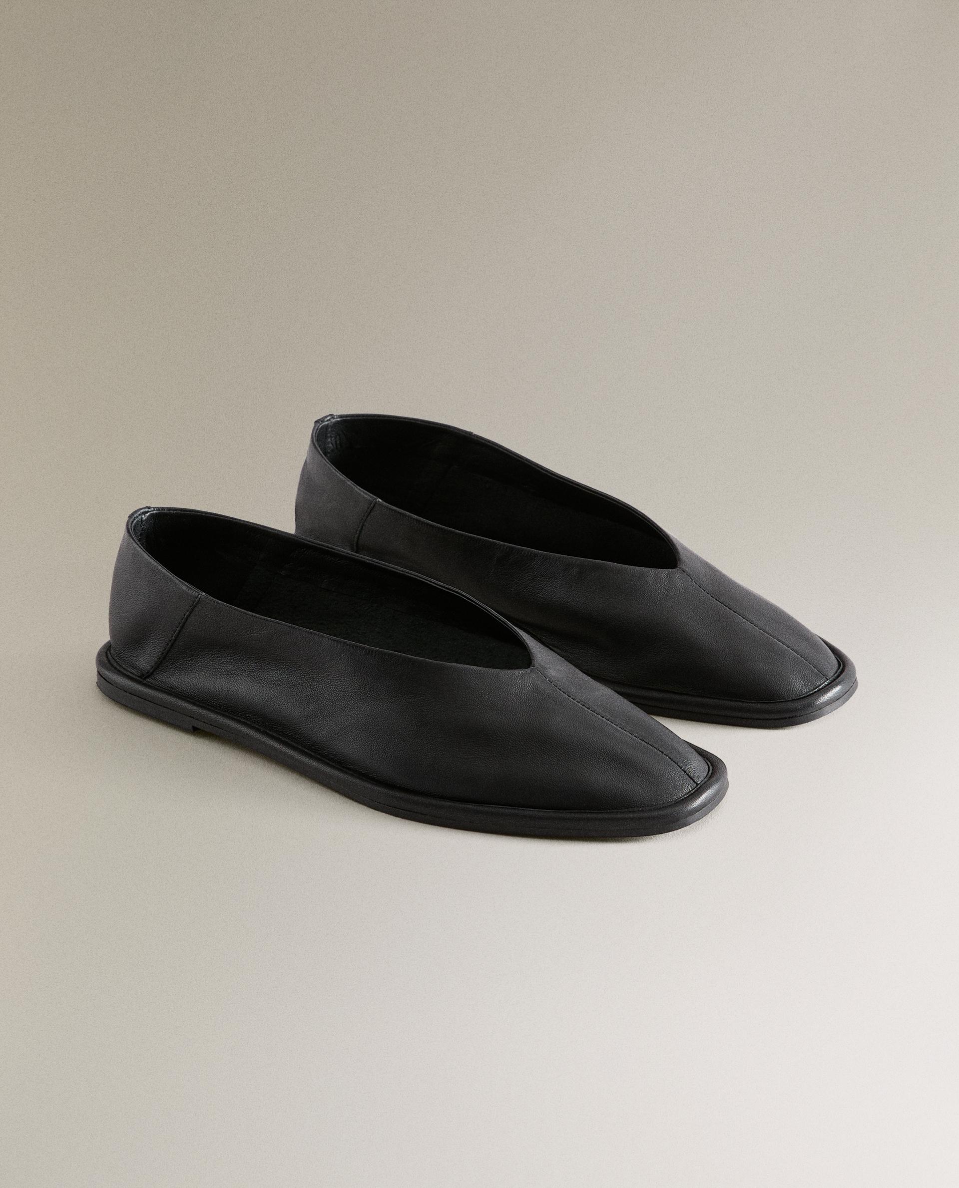 LEATHER BALLERINAS