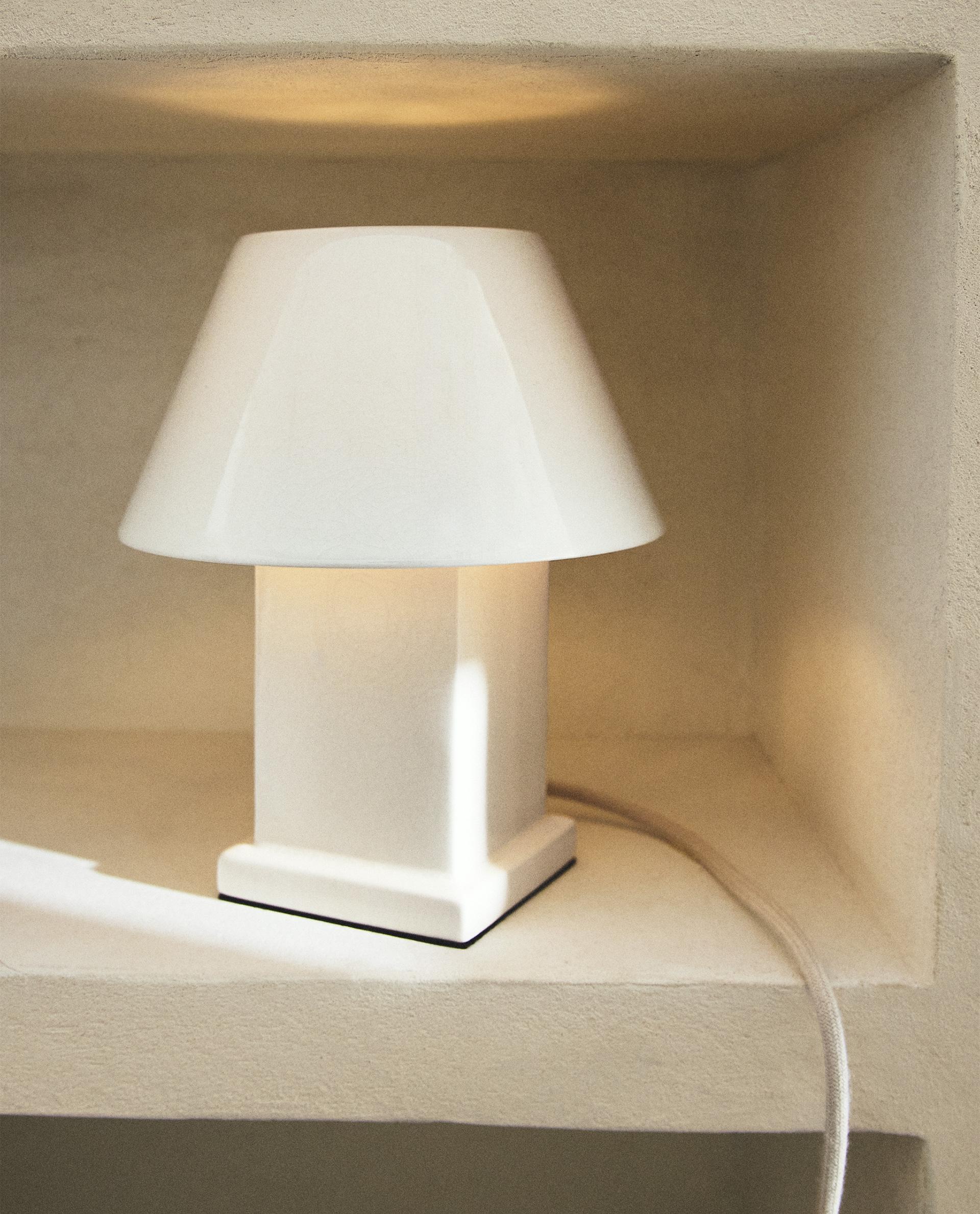 SMALL CERAMIC TABLE LAMP
