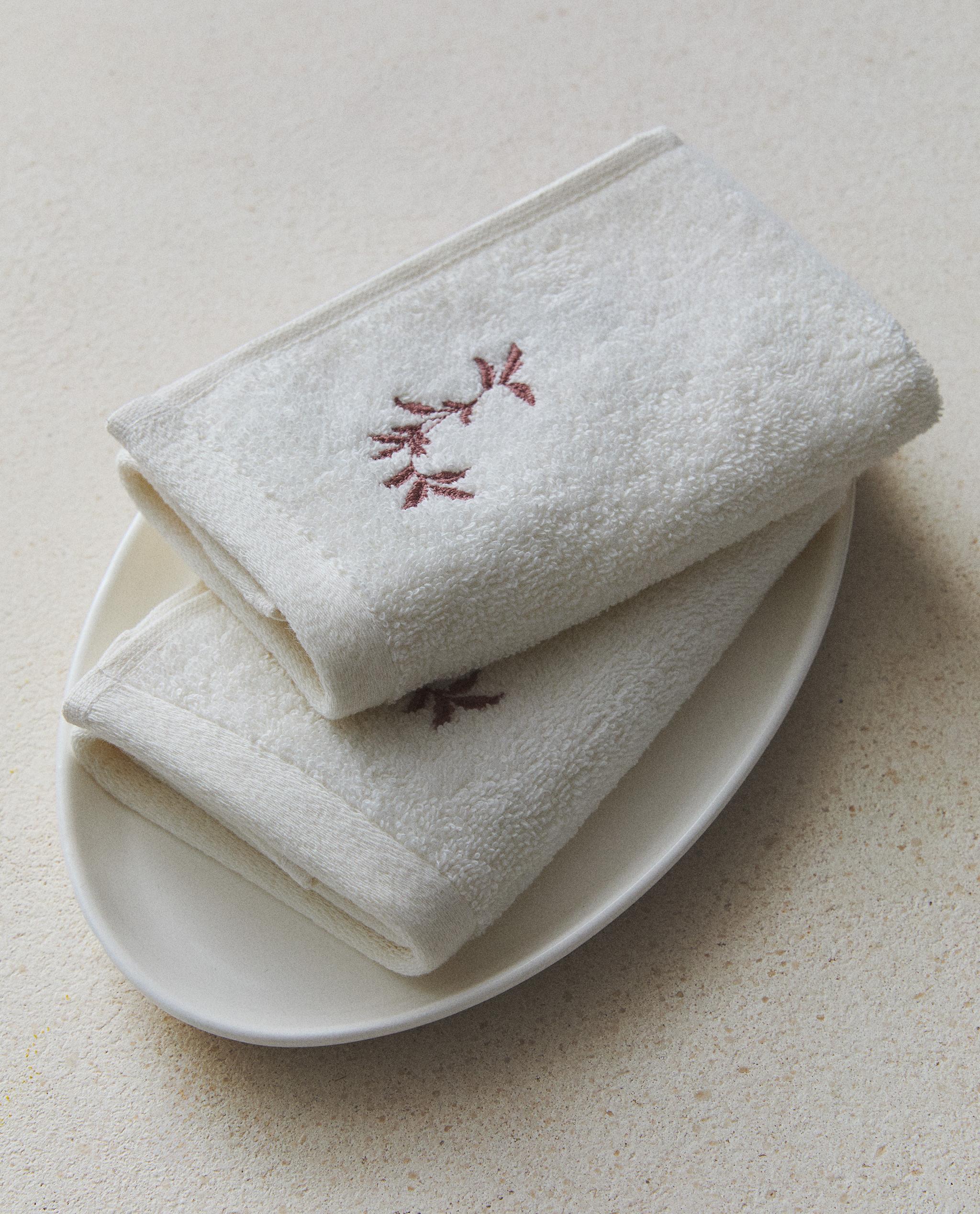 PACK OF HAND TOWELS WITH PLANT EMBROIDERY (PACK OF 3) product thumbnail 17