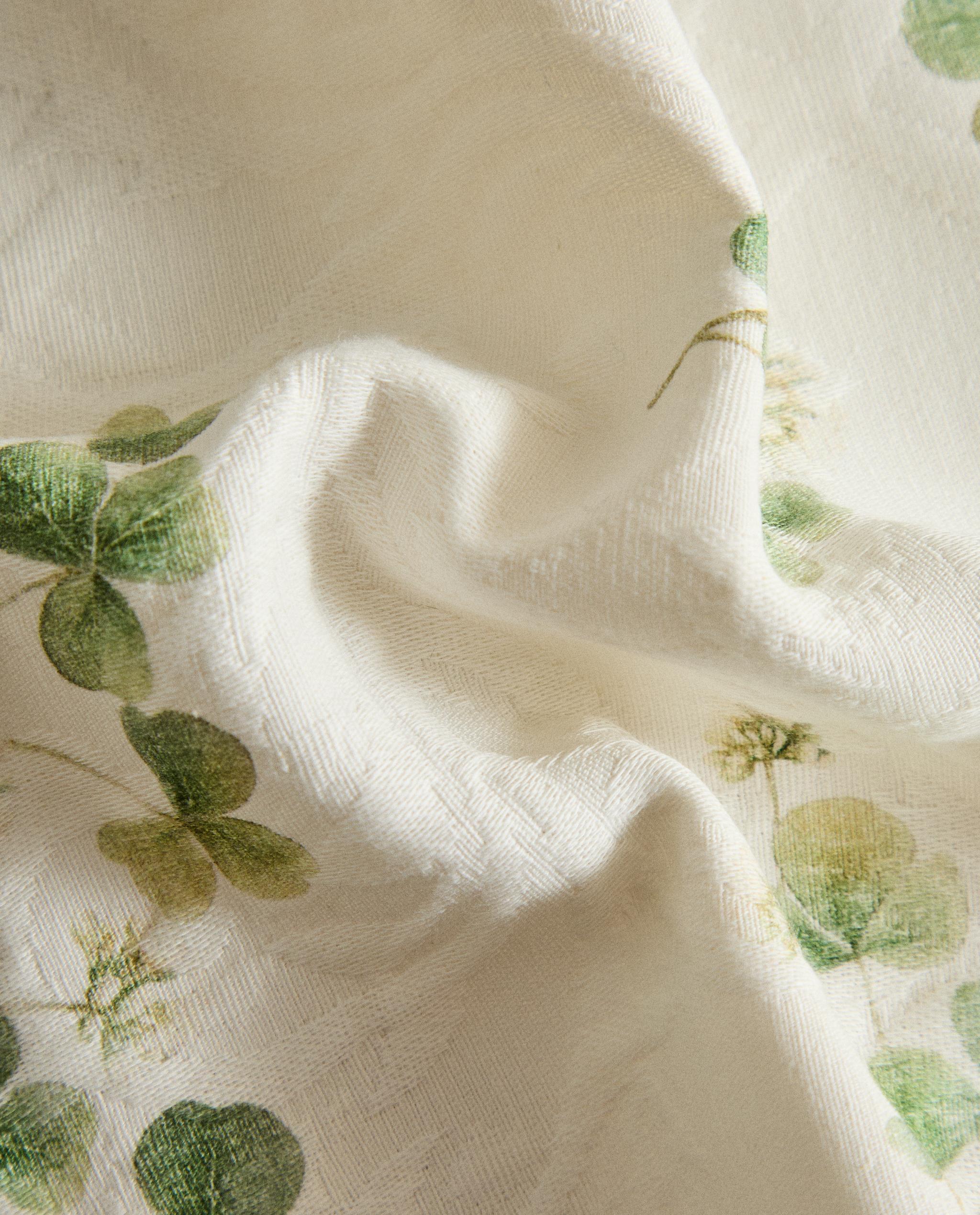 PACK OF JACQUARD NAPKINS WITH CLOVER PRINT (PACK OF 2) product thumbnail 3