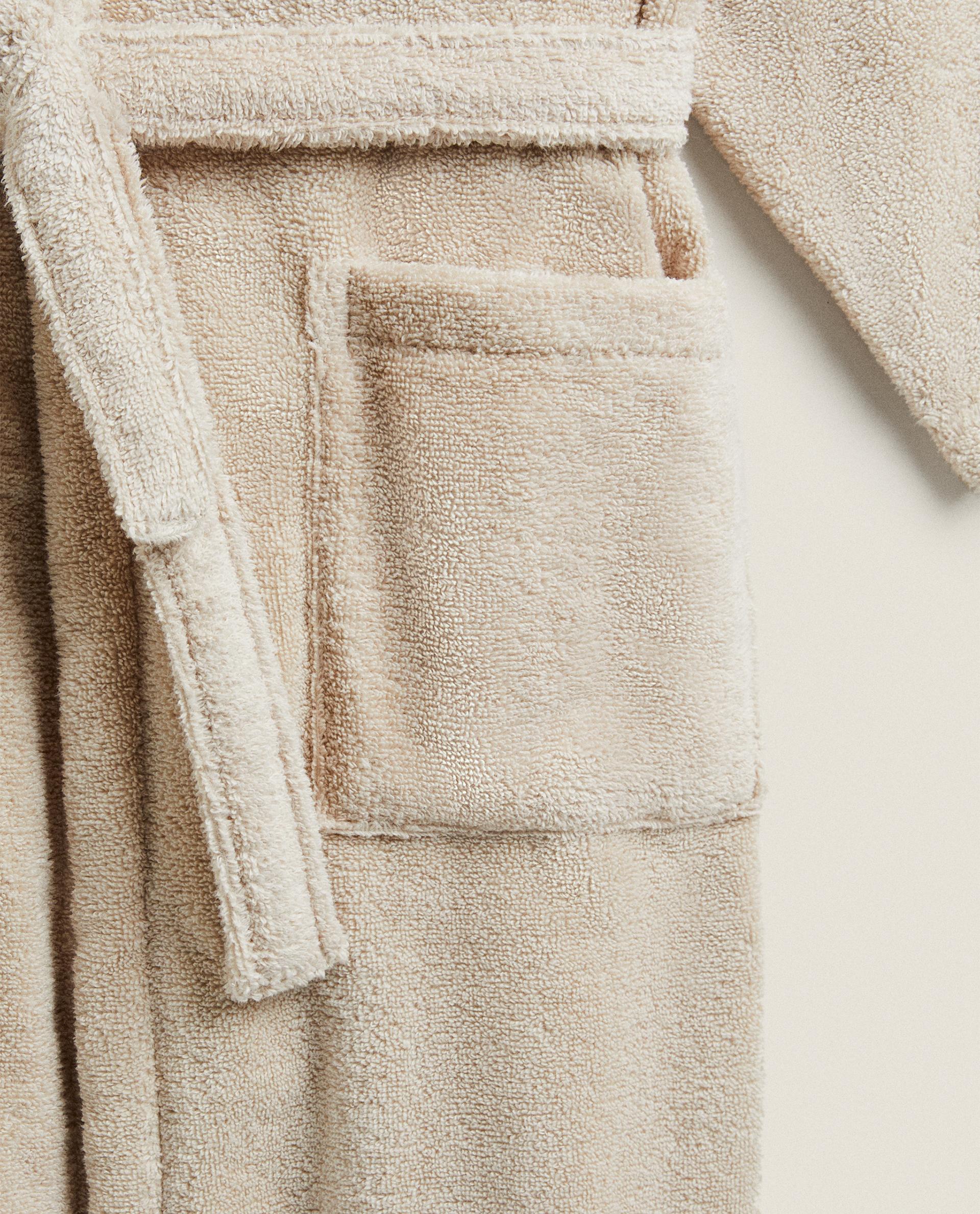 EXTRA SOFT HOODED BATHROBE (380 GXM²) product thumbnail 4