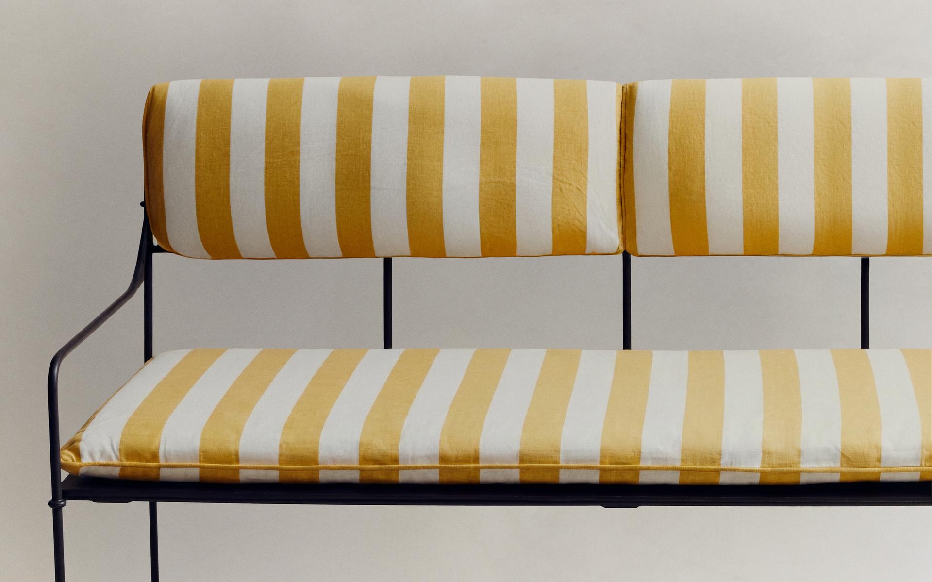 BANQUETTE FORGE ET COUSSINS RAYURES BANQUETTE FORGE ET COUSSINS RAYURES