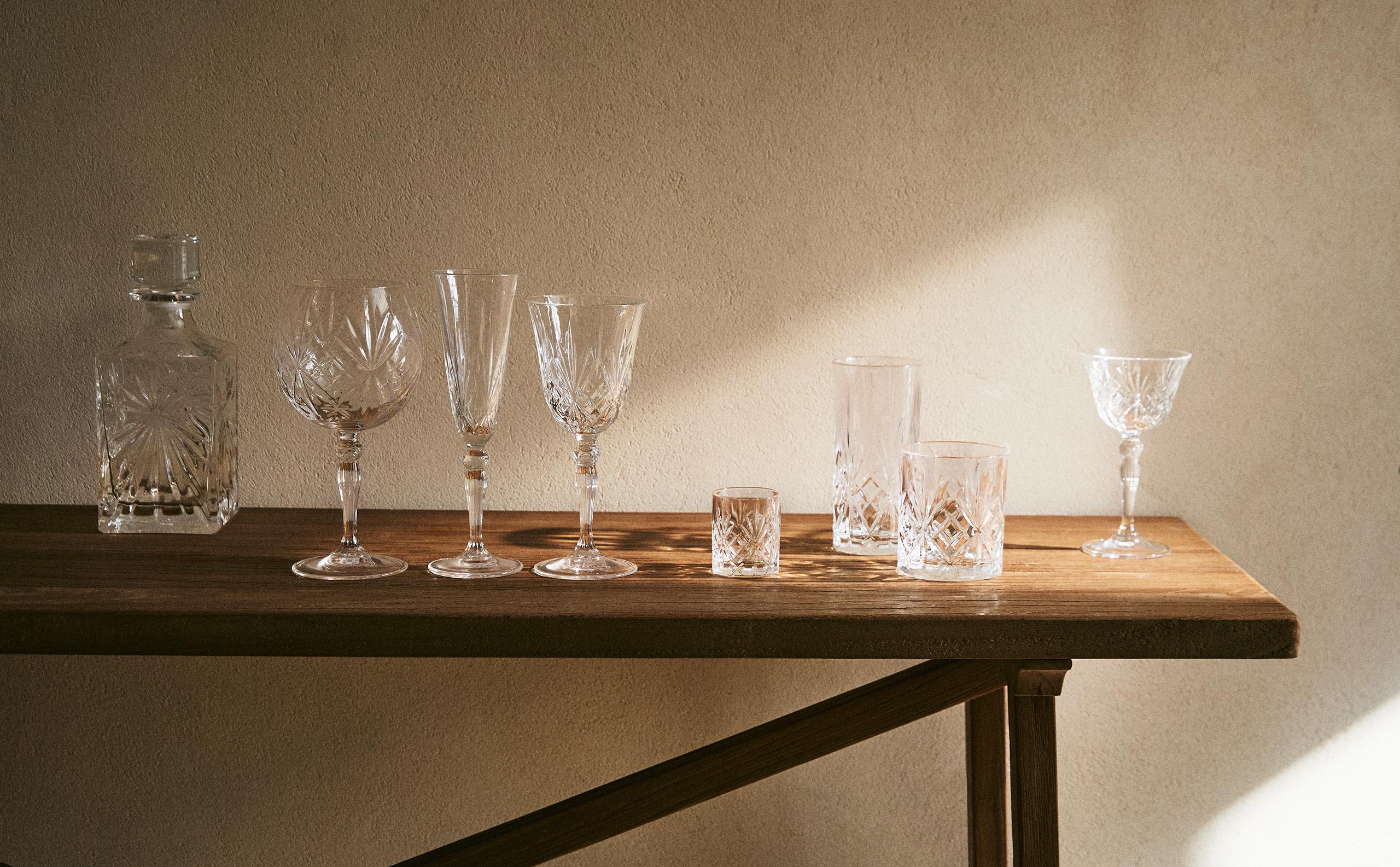 RAISED CRYSTALLINE GLASSWARE SET