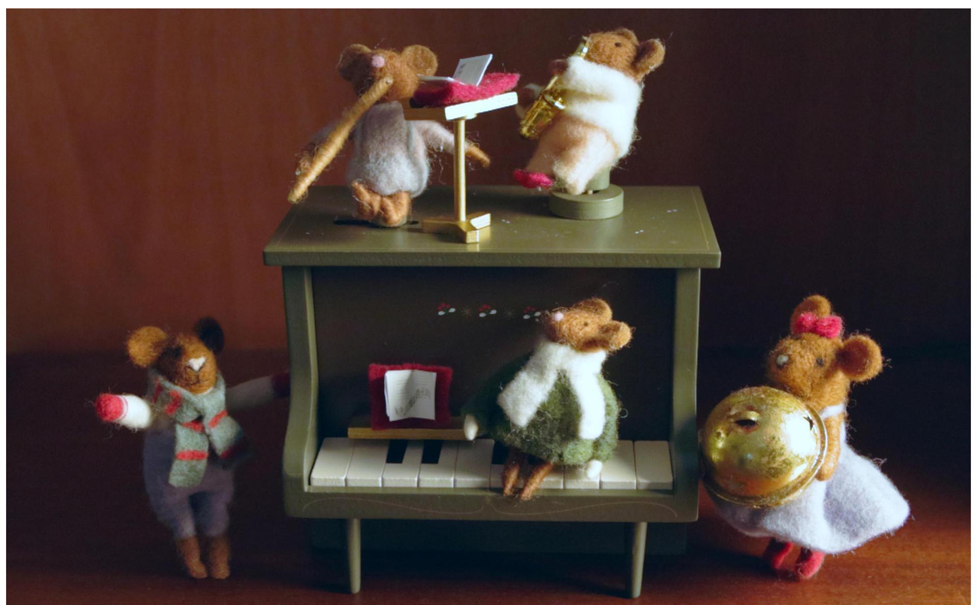 CHILDREN’S CHRISTMAS MUSIC BOX WITH MICE AND PIANO