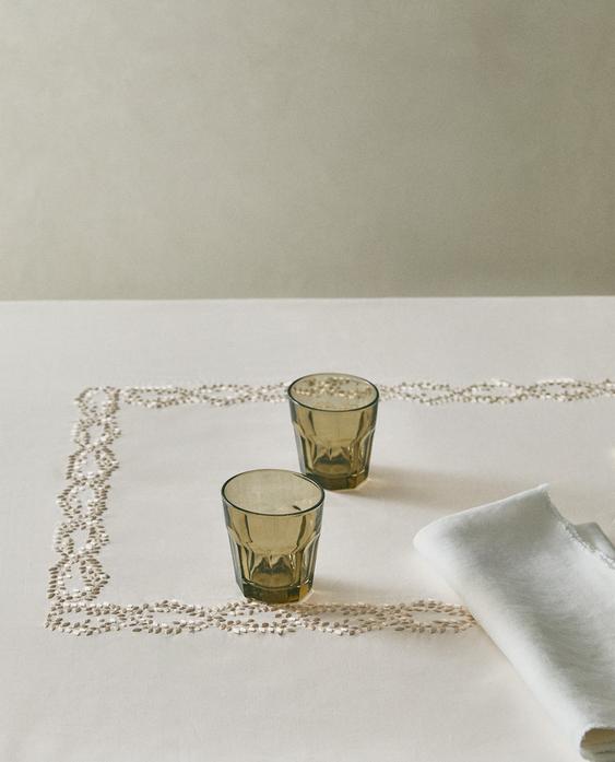 مفرش مائدة ساتان بتطريز نباتي