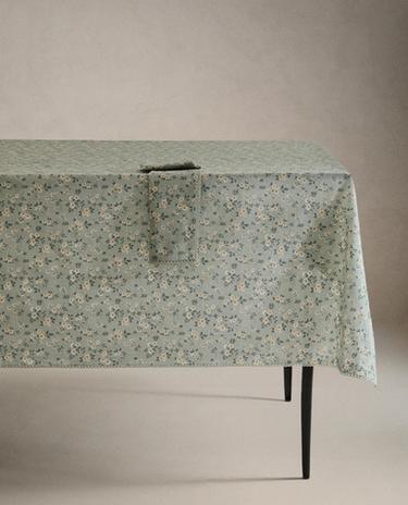 مفرش مائدة بأزهار برية بحافة دانتيل