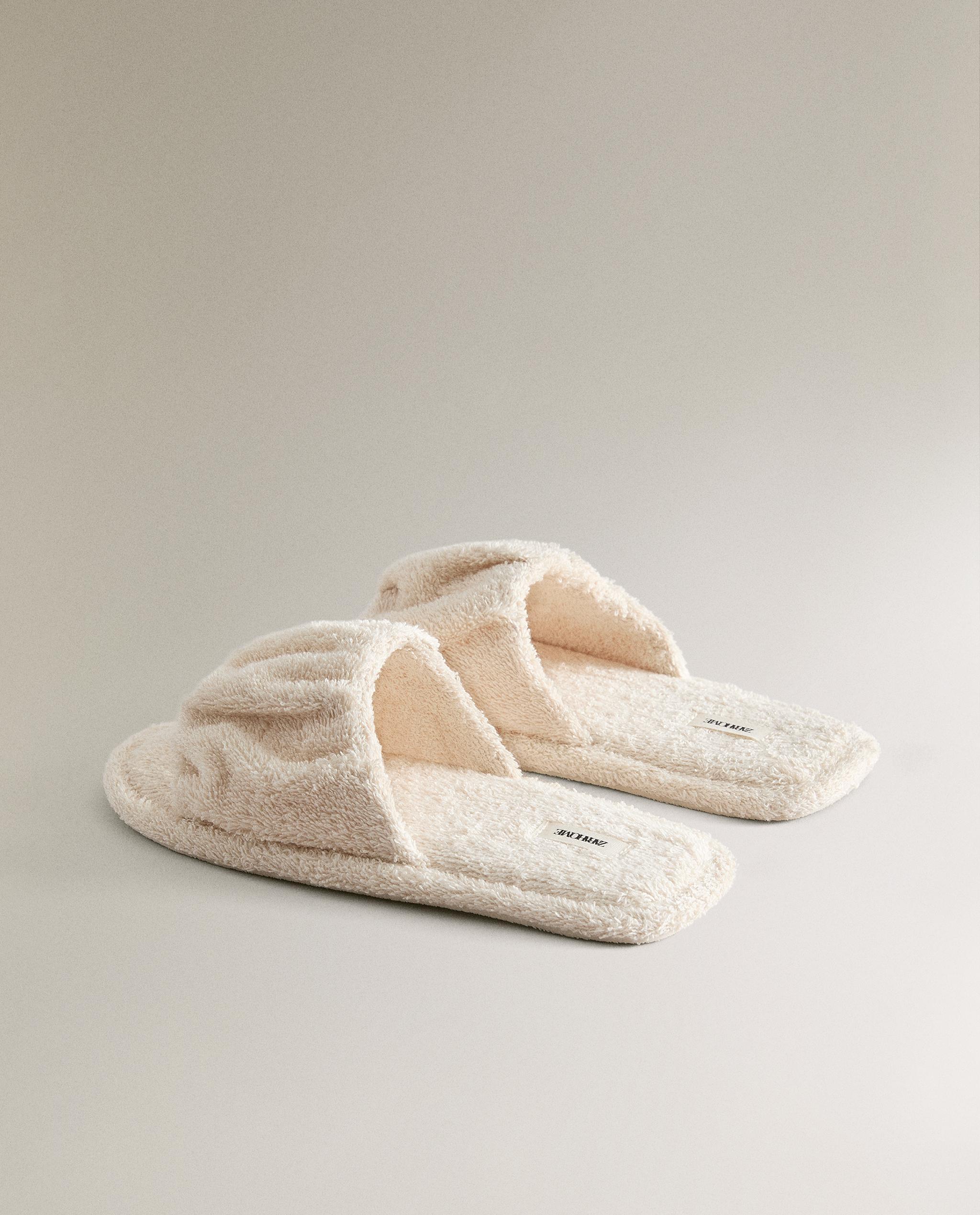 PLEATED TERRY BATHROOM SLIDERS