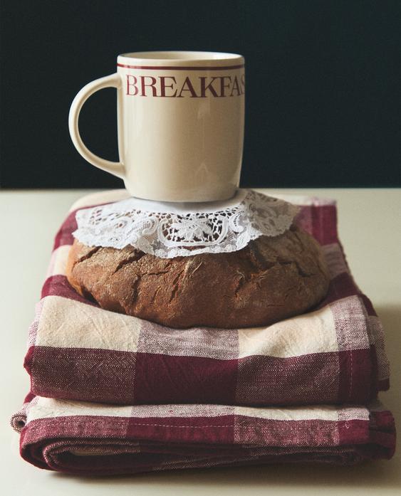 BREAKFAST MUG AND TABLECLOTH