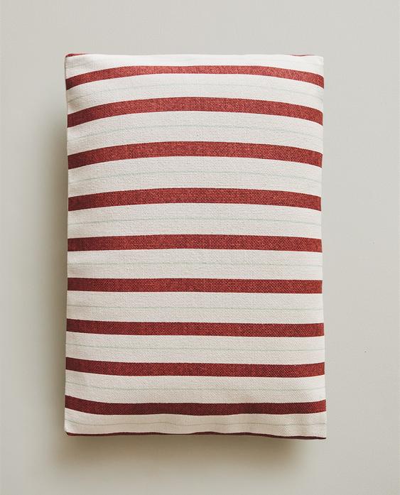 غلاف وسادة مخطط