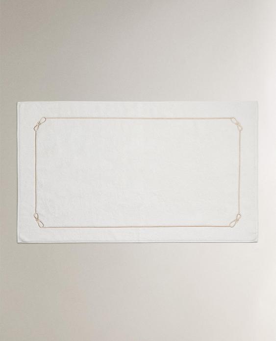 سجادة حمام بعقدات مطرزة