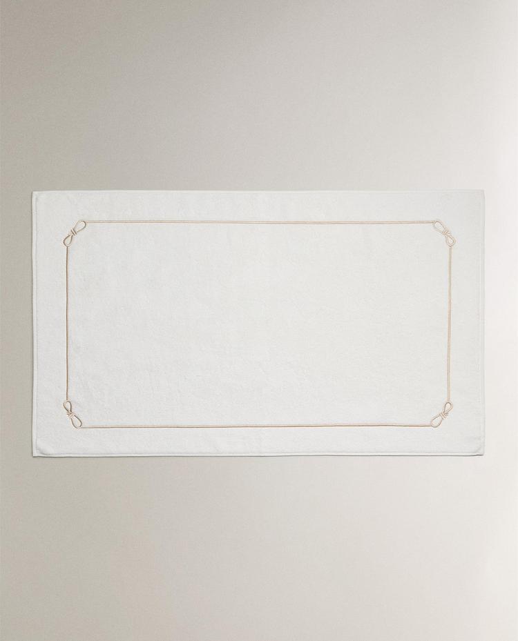 EMBROIDERED KNOT BATH MAT