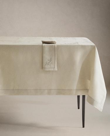 FAȚĂ DE MASĂ IN BRODERIE FLORALĂ