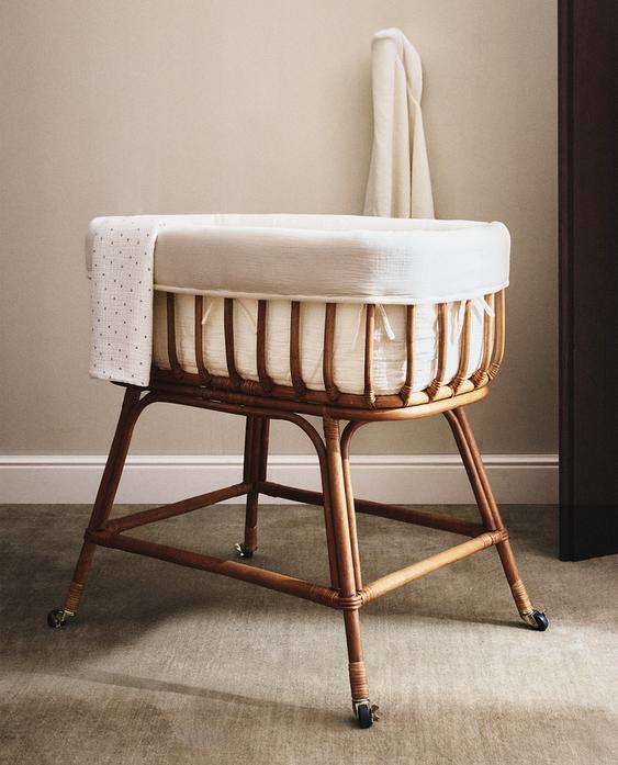 سرير صغير من الخيزران الهندي