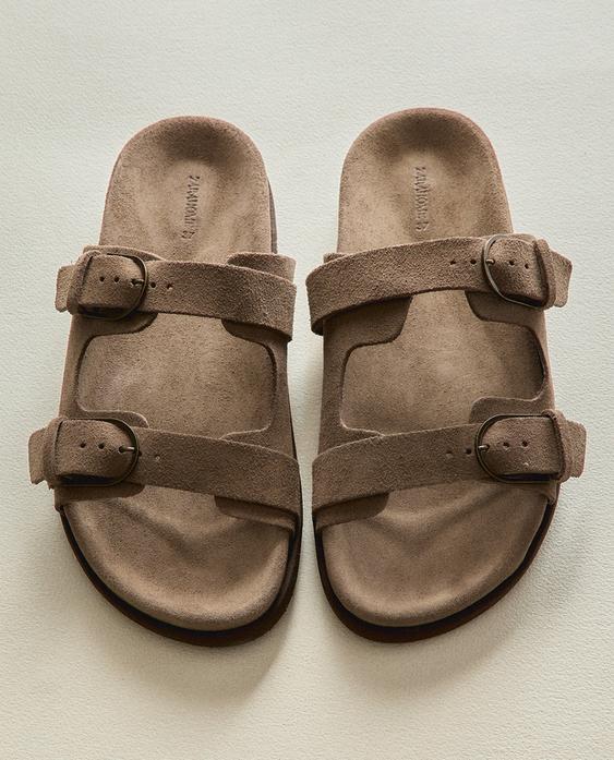 SANDÁLIA PLANA DE COURO COM FIVELAS