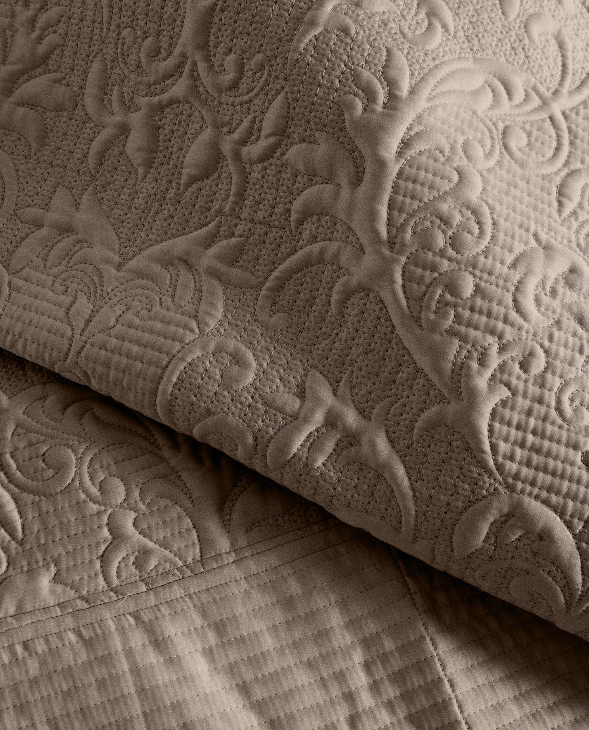 QUILT WITH RAISED DESIGN product thumbnail 15
