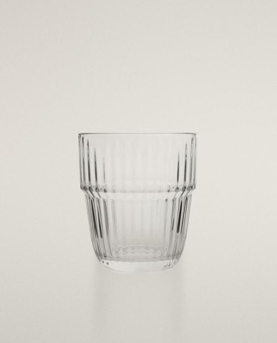 كوب زجاج بتصميم بارز